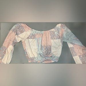 Size large! Worn once! Wide-ended sleeves! Light flowy fabric!